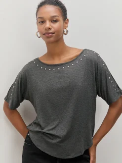 CAMISETA DETALLES TACHAS